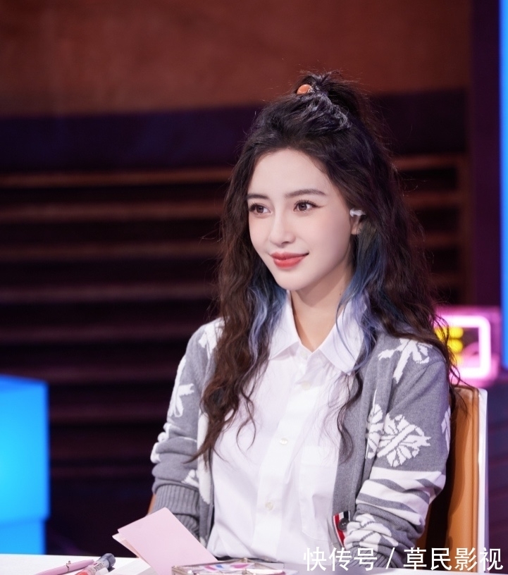 学院风|Angelababy半高马尾解锁夏日清爽活力,搭配学院风短裙可爱减龄