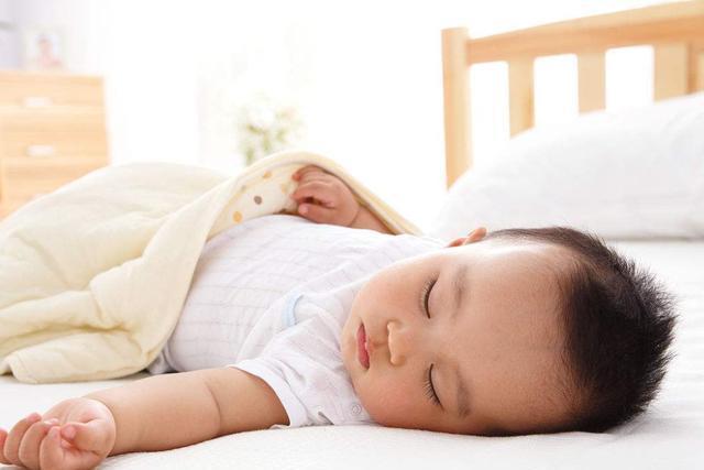 噪音|宝宝睡觉时喜欢“滚来滚去”？是在发出3个信号，宝爸宝妈要读懂