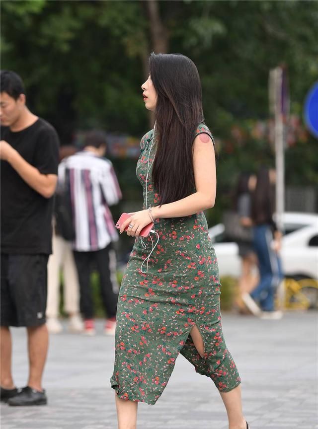 美女 绿色连衣裙,红色碎花,搭配鱼嘴细跟凉鞋,衬托微胖身材