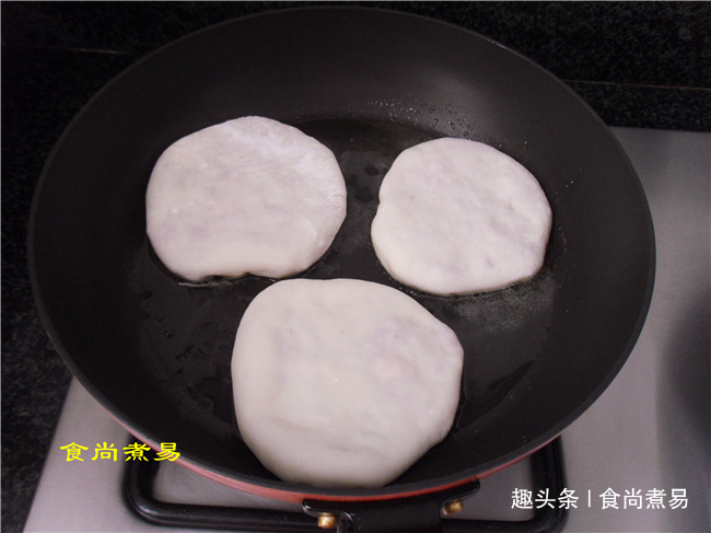 此款馅饼超简单，不用酵母，不用烫面，香软有嚼劲，百吃不腻