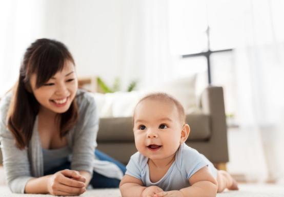 长辈|“机敏宝宝”火了,刚出生听到妈妈声音手舞足蹈,护士:头一回见