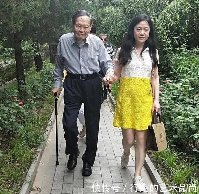 衣服|杨振宁妻子翁帆衣品真是脱俗,素面朝天爱穿白衣,书卷气质好迷人