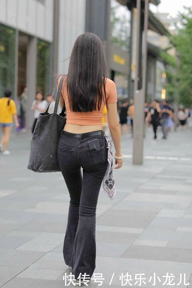 喇叭裤臀围线条展现出,打造完美曲线