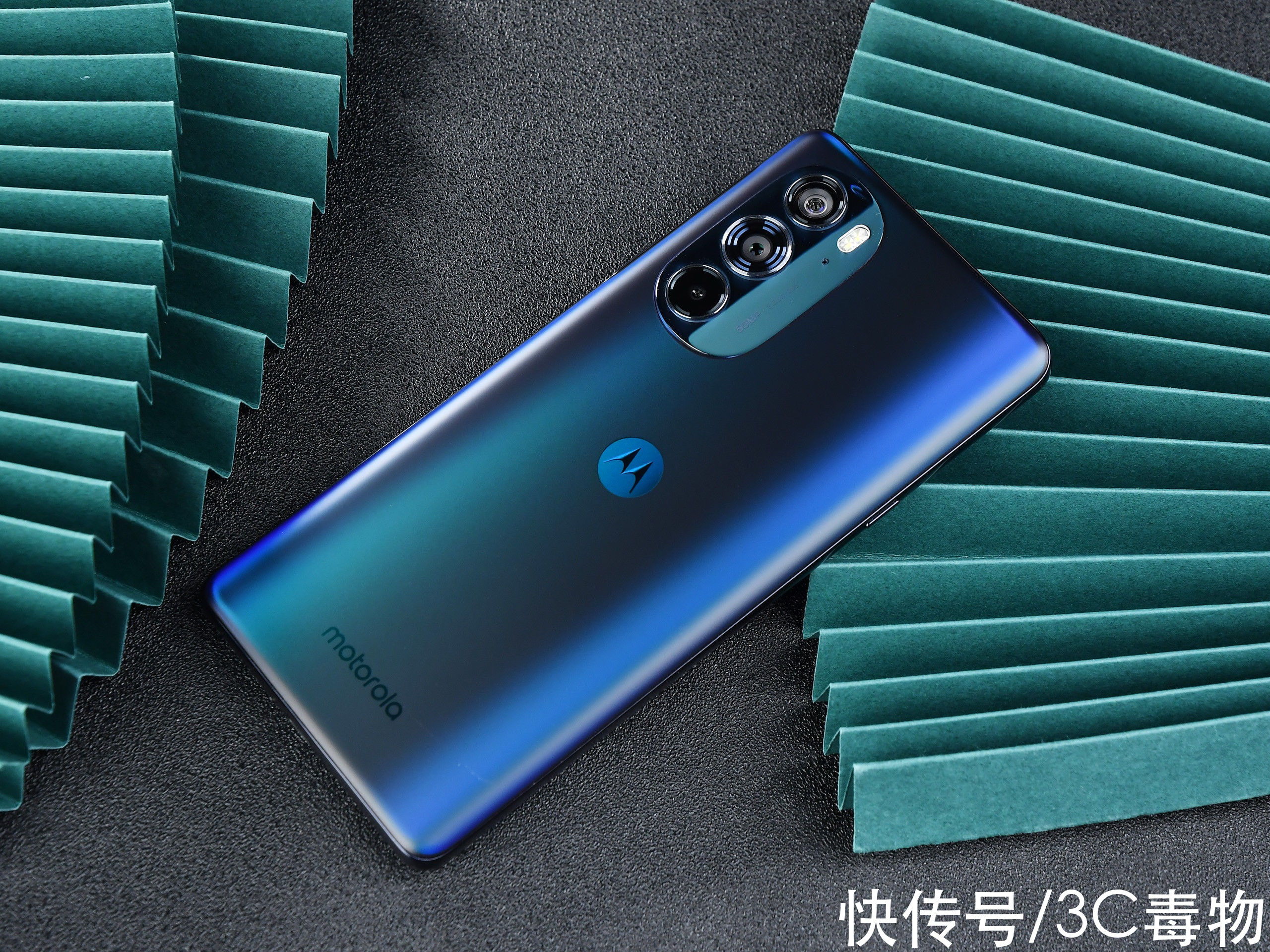 摩托罗拉|仅售2999元，骁龙8Gen1+5000毫安，超22万人预约是小米12强劲敌手