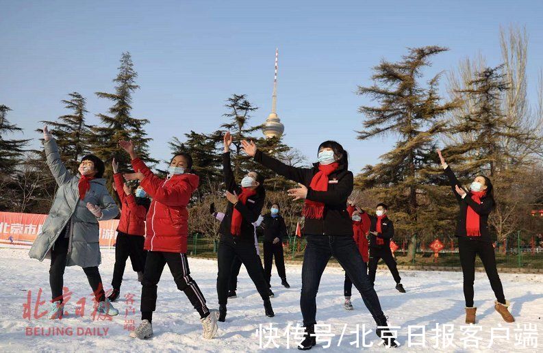 公园|元旦小长假首日，公园戏雪玩嗨了