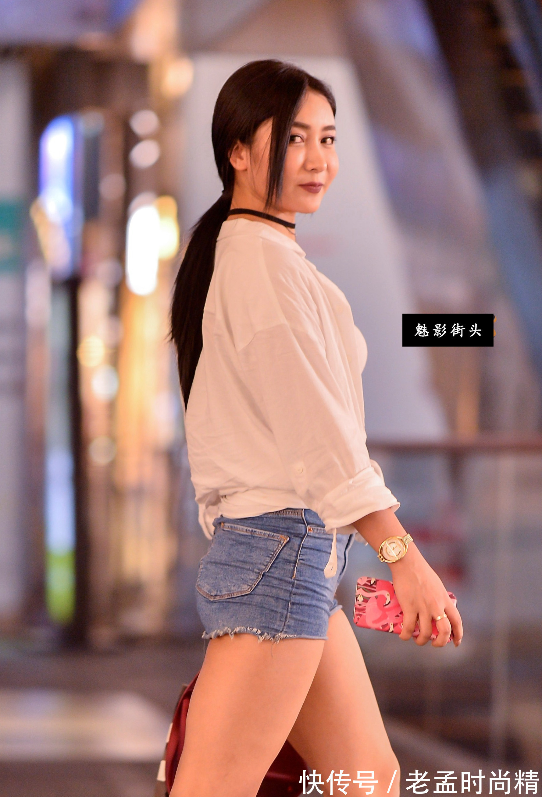 绑腿 穿绑腿高跟凉鞋的美女身材高挑,这样的大长腿难得一见