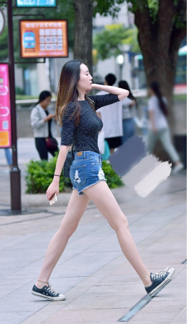 热裤 牛仔热裤真是“可盐可甜”,配高跟鞋霸气,穿帆布鞋甜美