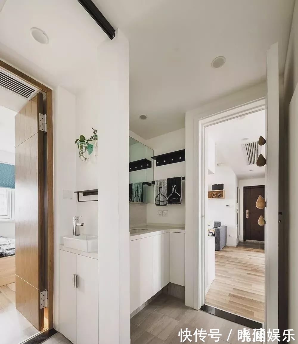 卫生间门|小夫妻78㎡小家比120㎡还宽敞,空间利用到极致,温馨又通透!
