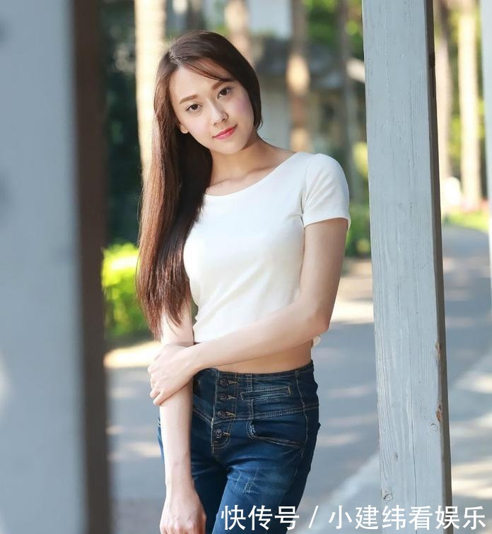 魅力|小姐姐穿上紧身裤，简单的搭配，却展现了无限的魅力！
