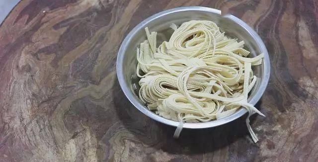 大厨|大厨分享一道“胡萝卜炒千张”,清淡爽口又营养,全家老少都爱吃