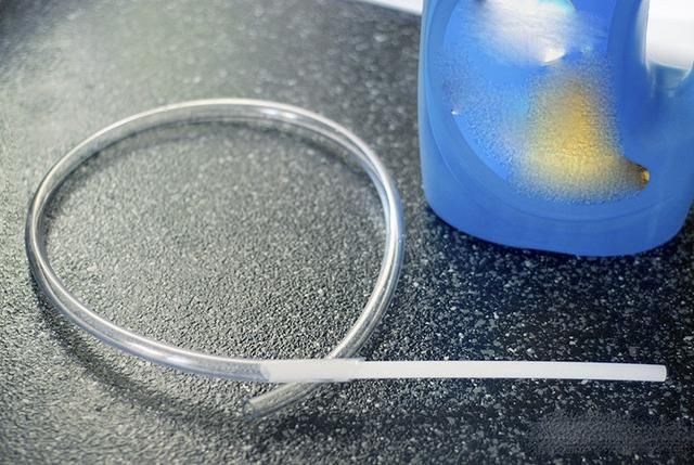 洗了20年碗才发现，水槽边的小孔，用途真厉害，聪明人都在这样用