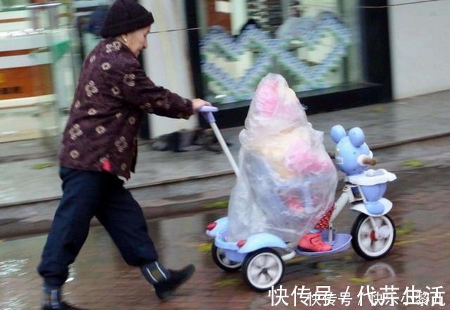 宝妈|姥姥怕外孙女太热，设计出“镂空”纸尿裤，网友直呼快大量生产