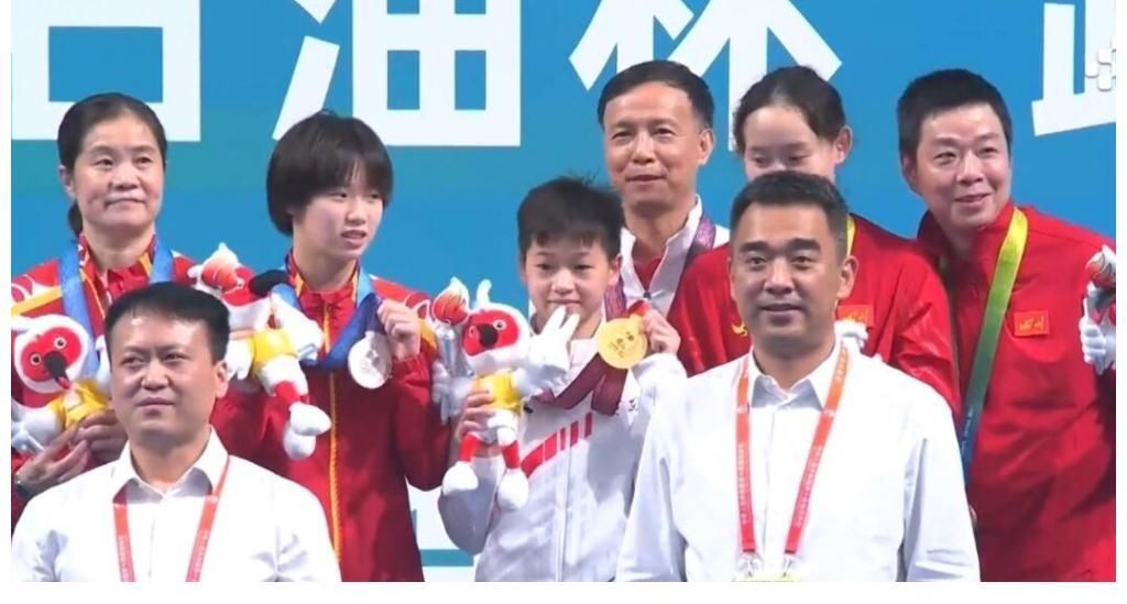 何威仪|冠亚季军合影全红婵又是C位!高举双手接受喝彩,陈芋汐很淡定
