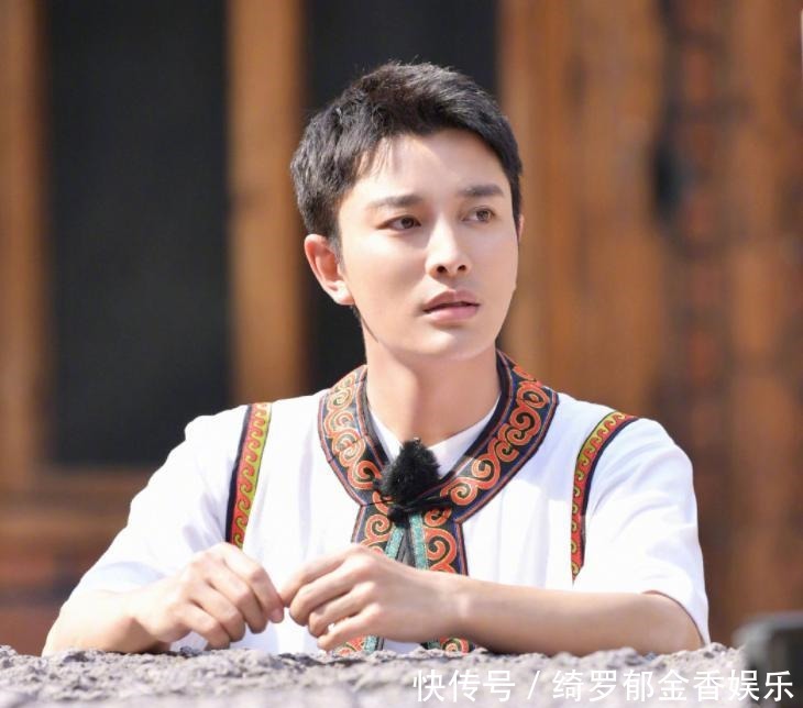 极挑 《极挑》官宣嘉宾海报,全员穿民族风服装,邓伦黄明昊少年感十足