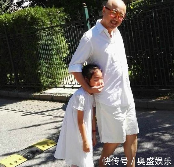 |徐峥太搞笑,陪女儿出门散步用手勾徐小宝下巴,陶虹女儿生无可恋
