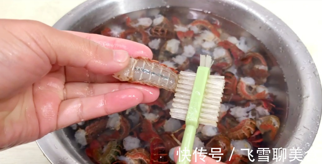 垃圾|小龙虾别直接用清水洗,相当于吃垃圾,教你小技巧,垃圾自动跑光