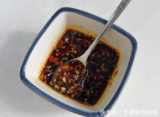 做凉拌皮蛋时,调料别弄错,有3种调料不可少,吃着不涩口香喷喷