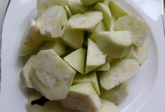 烧茄子|烧茄子时,不可直接放油,大厨说多加1个步骤,茄子不发黑不吸油