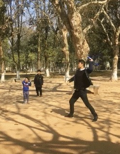 |搞笑GIF:扎心了 遇到这种情况 先捂住膝盖还是先捂脸