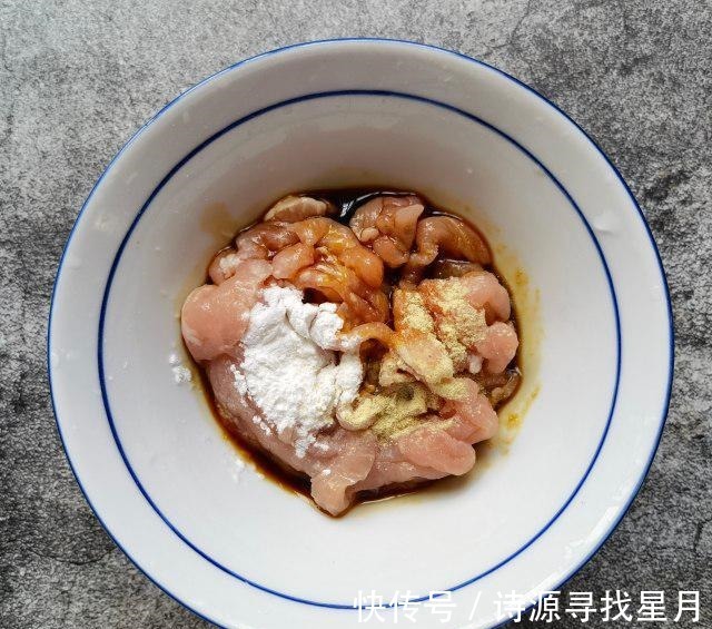 一溪月|芹菜肉丝炒面,油润鲜香,好吃极了!