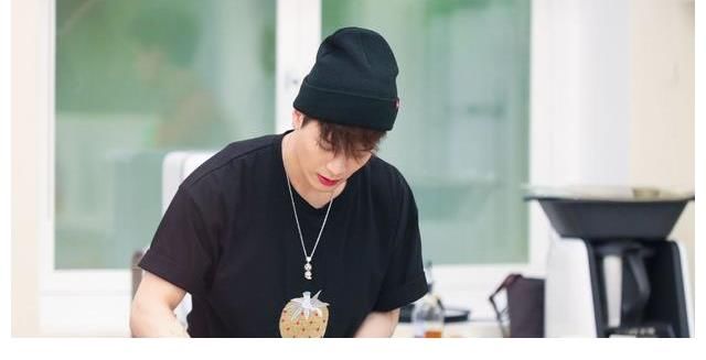 节目|《拜托了冰箱》再惹争议,王嘉尔被嘉宾当马骑,节目组紧急删除