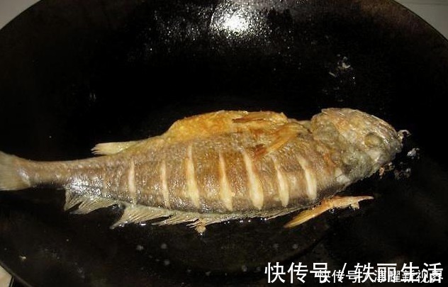 无论煎鱼或煎豆腐，直接用油煎就错了！多做1步，不粘锅不破皮