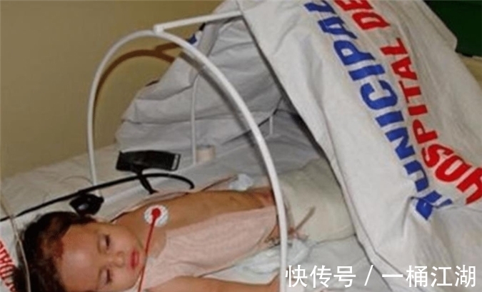 双腿|美国女孩出生患美人鱼症,喜欢在水里,生存十年创造医学奇迹