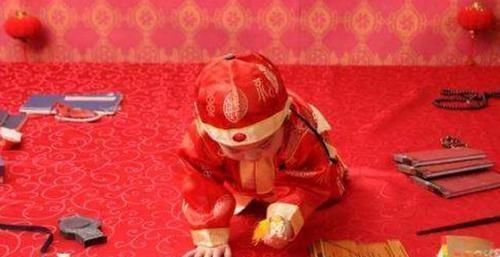 家长们|宝宝抓周,被爷爷随手放的“东西”吸引,全家人笑容逐渐消失