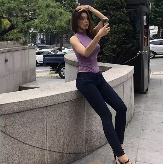 街拍牛仔裤小姐姐的搭配穿出优雅身姿