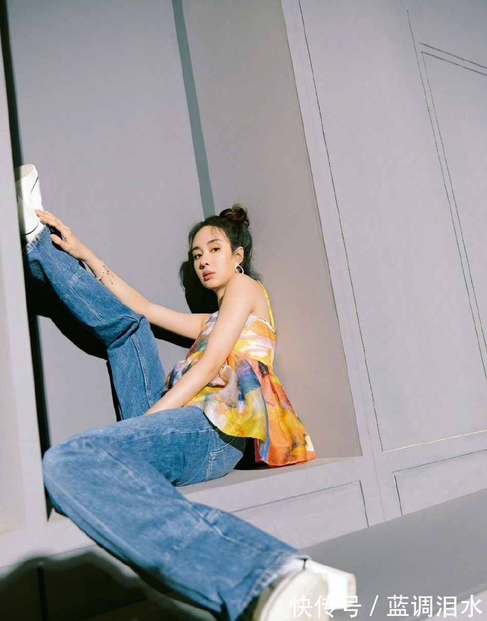 泡泡袖|郑合惠子穿泡泡袖连衣裙 卷发红唇气质温柔