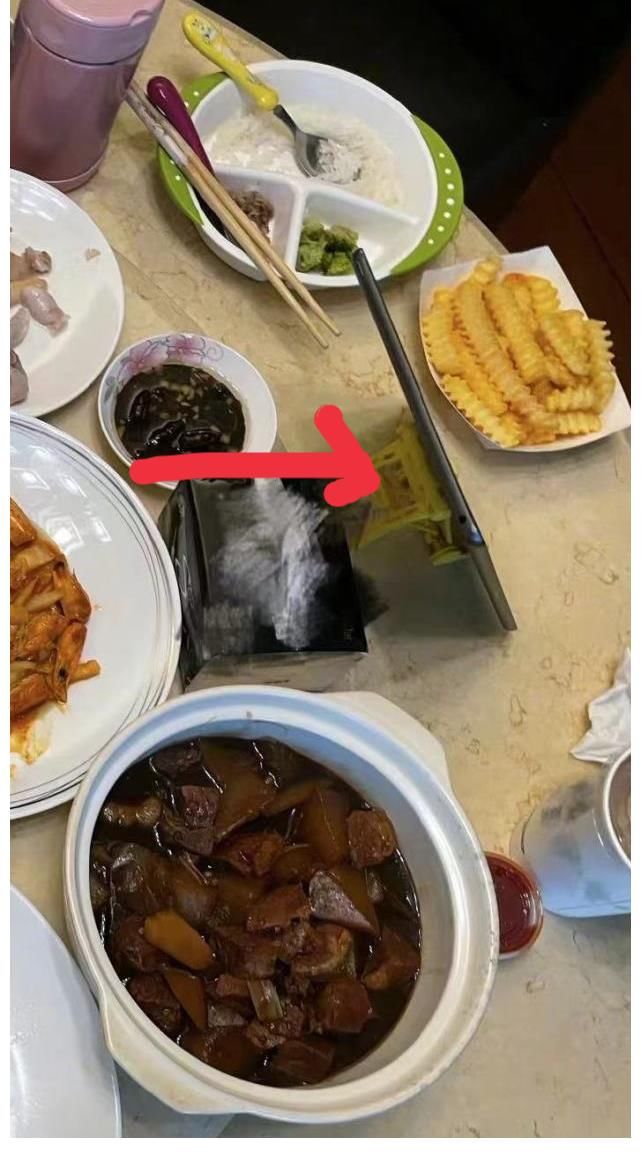 b黃曉明曬美食，有baby喜歡的紅燒肉，疑似小海綿的碗勺呆萌出鏡