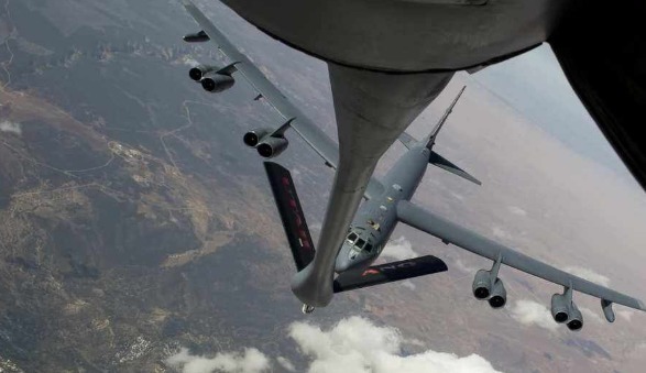 空中|军演只是个幌子美军战略轰炸机直逼俄本土,空中上演激烈肉搏