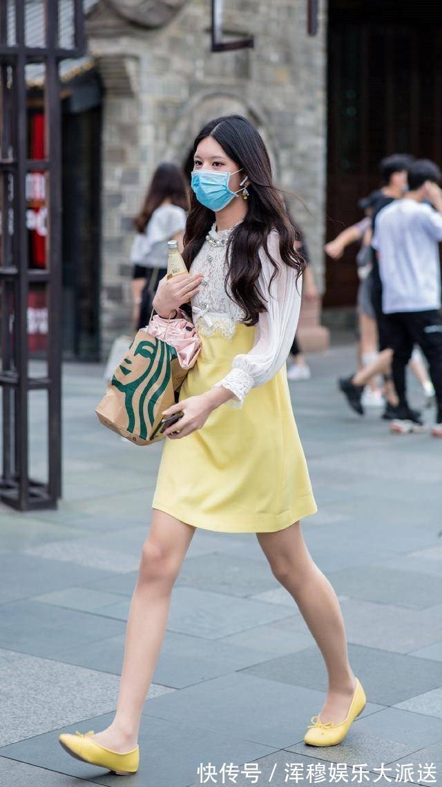 身材 紧致牛仔裤搭配高跟鞋,看起来更显身材苗条,凸出小姐姐的大长腿