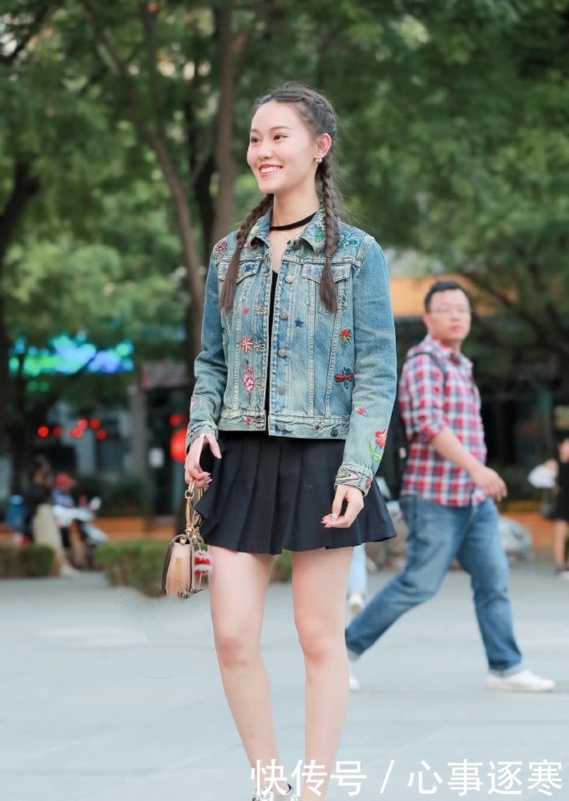 街拍：清凉甜美的穿搭风格，让女孩透露出清纯可爱