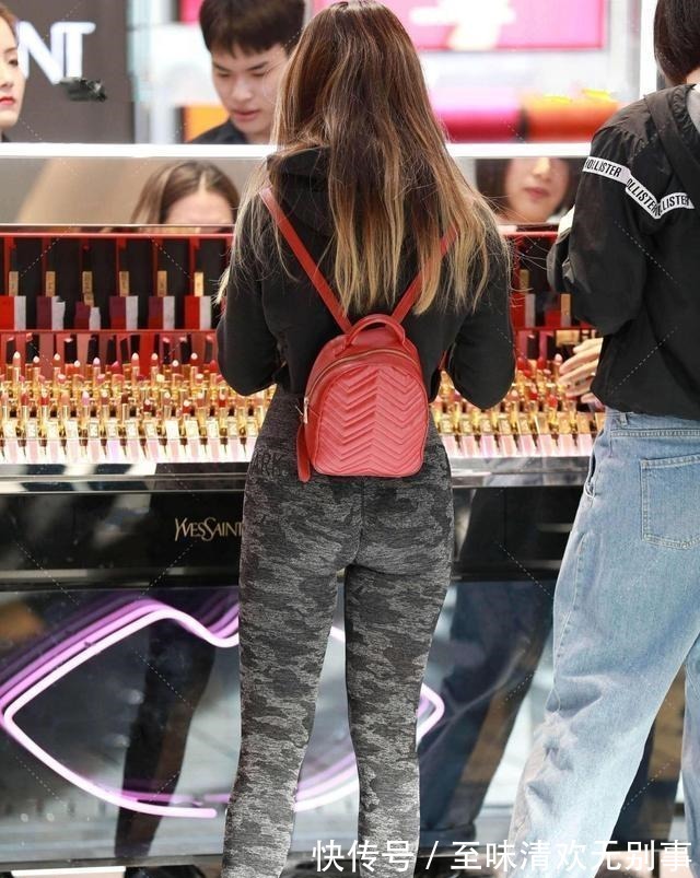 肩带 高贵优雅的瑜伽裤装扮更添清纯美感,显得腿长脚小,富有质感