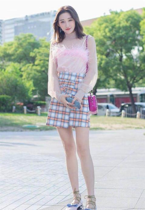 街拍身穿紧身裙美女,窈窕的身形,看起来魅力十足