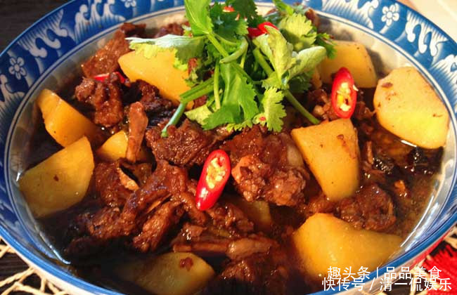 酸甜|酸甜开胃番茄肥牛,皮酥肉嫩虎皮凤爪,配上小酒,生活够惬意了