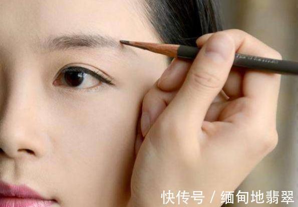 漂亮|聪明的女生才知道:上班尽量化“淡妆”,教你正确步骤,简单漂亮