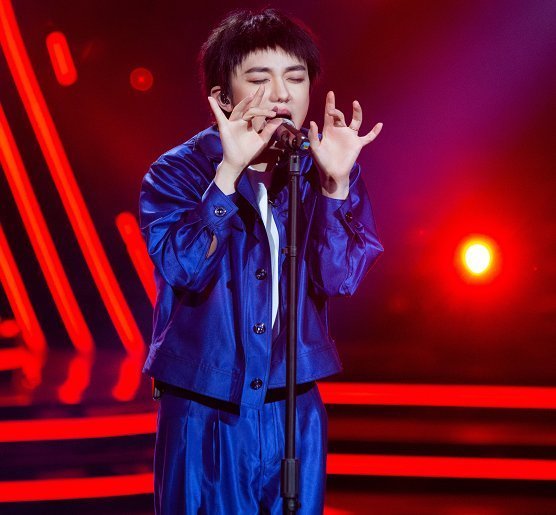 华晨宇 王祖蓝cos华晨宇,本以为是恶搞,看到对比图:傻傻分不出来