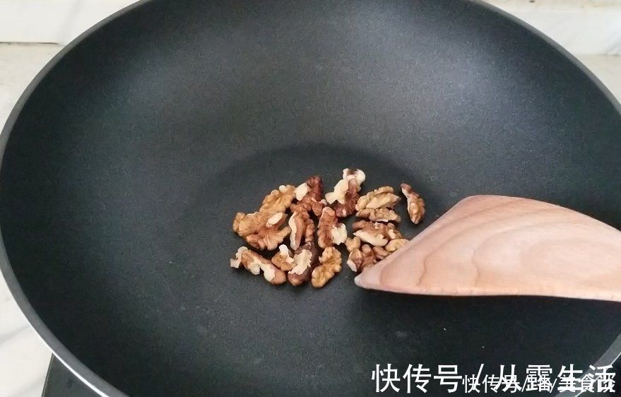 冷天要常吃黑芝麻，教你新做法，每天吃一勺，精神饱满过冬季