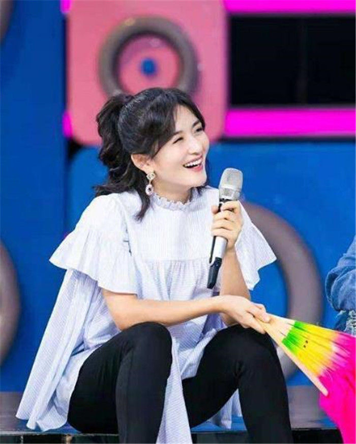 谢娜上央视主持节目,不顾形象当众脱鞋跳舞,网友:没素质