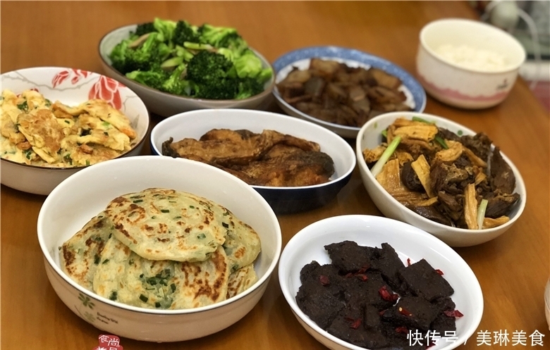 周日在亲戚家聚餐,亲戚做了六款客家菜,大家吃得尽兴又满足