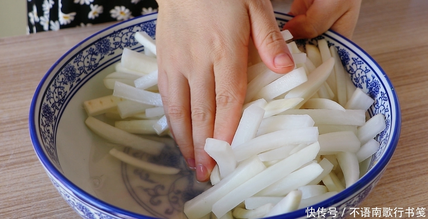 泡菜|过节必备开胃小菜：泡菜萝卜条，爽口解油腻，简单一泡当天就能吃