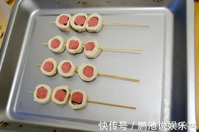 零食|2张手抓饼2根香肠，卷一卷切一切，做金黄酥脆的小零食，一口一个