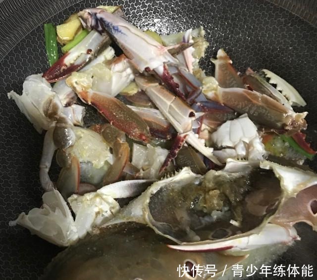 咸蛋黄焗蟹,吸一口满满的香味,太满足了!