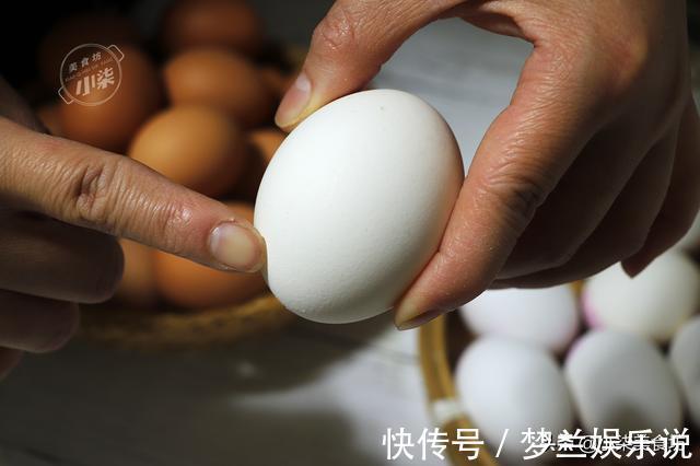 买鸡蛋，挑红皮的还是白皮的好？养鸡大爷无意说漏嘴，别再买错了