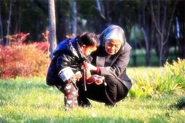 表情|孙子打针奶奶却火了!祖孙俩表情神同步,网友:真是亲孙子