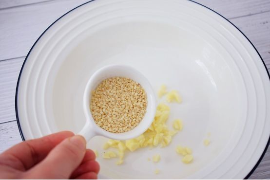 面条别再煮着吃了，配上拌好的辣椒油，不怕你不喜欢