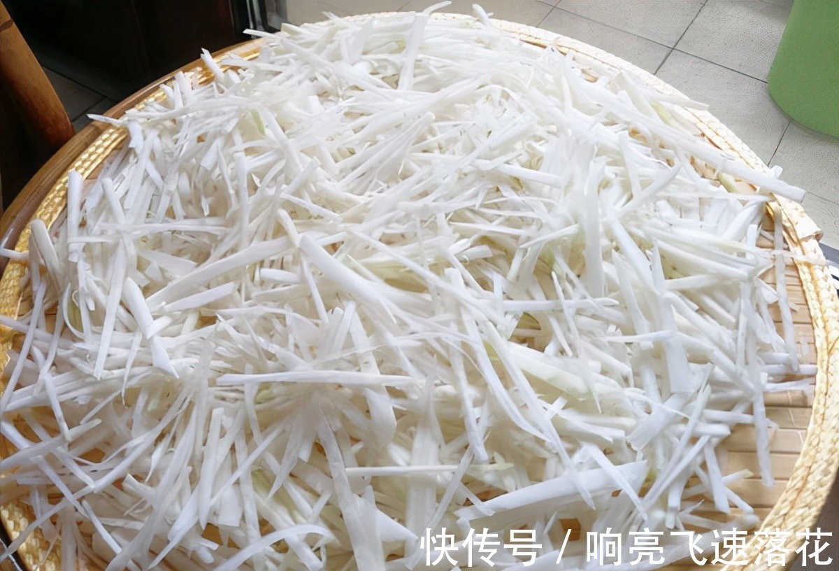 腌芥菜,只放盐不好吃,80奶奶教我3招,脆爽入味,我每年腌一缸!