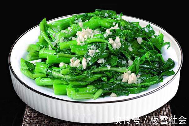 脆嫩|青菜不能直接下锅炒，牢记2个窍门，炒出来的青菜翠绿不出水